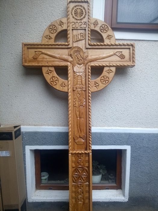 Troițe sculptate manual