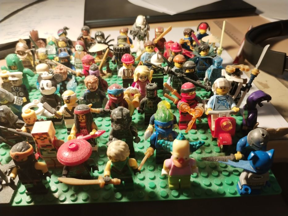 Figurine Lego pe tableta