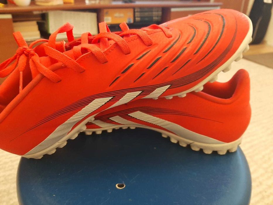 Adidasi Predator teren sintetic, in stare excelenta 45 1/3