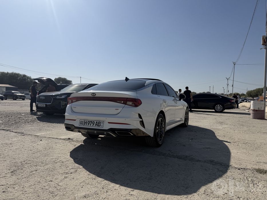 KIA  К 5  хорошее состояние небитый некрашеные родной пробег