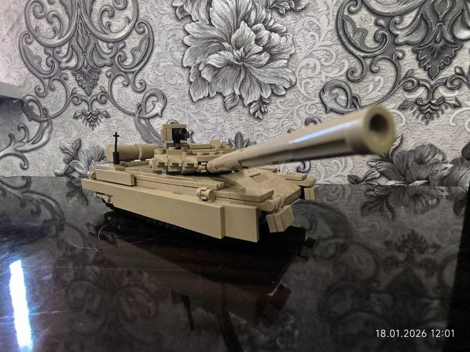 Собранный Лего танк Т-72