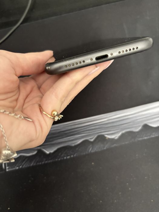 IPhone 11, 128 GB – 500lei (negociabil)