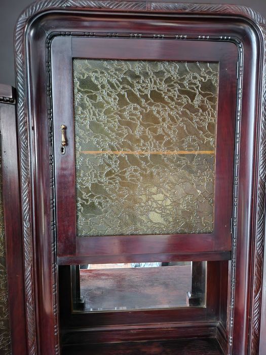 Бюфет, старинен от масивна дървесина.