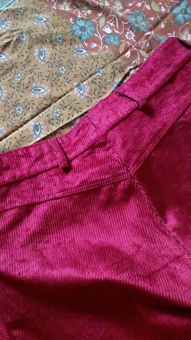 Vând pantalon catifea reiată,bumbac ,magenta, cadou bluză voal