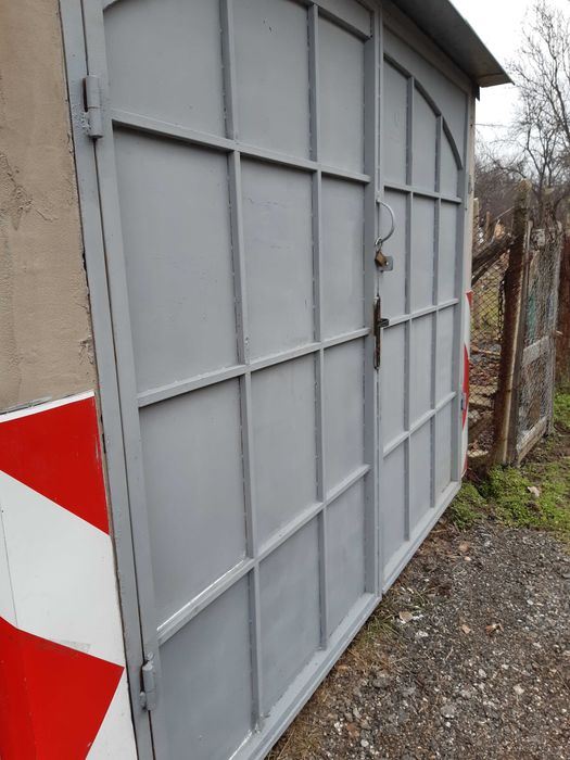 Продавам Панелен Гараж