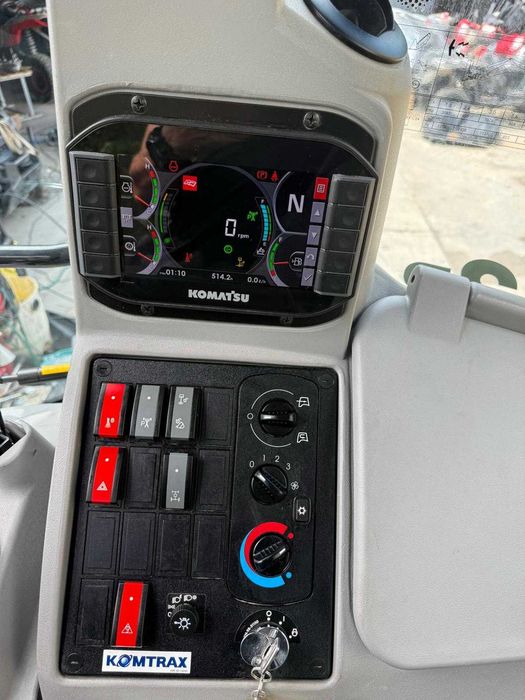 Buldoexcavator KOMATSU model WB93R-8