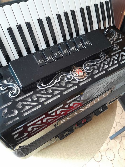 Продавам акордеон Scandalli 120 баса.