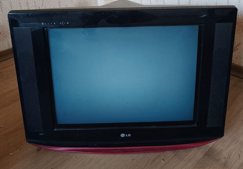 Телевизор  LG черного цвета