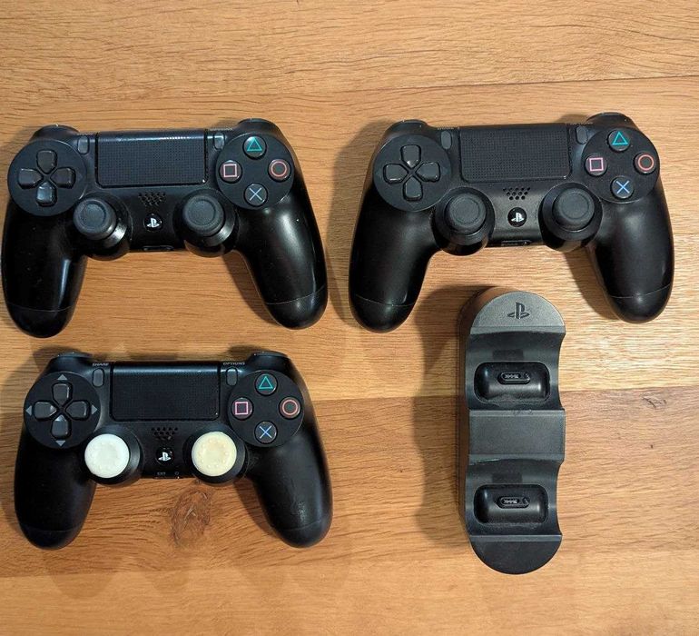 Playstation 4 Pro 1 TB + 3 gamepads + gamepad charger + God of War