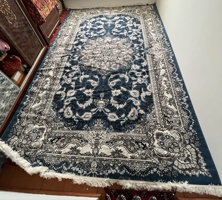 Uyga yangi gilam olgandik razmeri toʻgʻri kelmadi shunga sotyapmiz