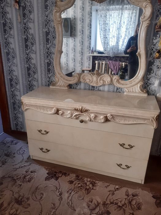 Продам трюмо с зеркалом