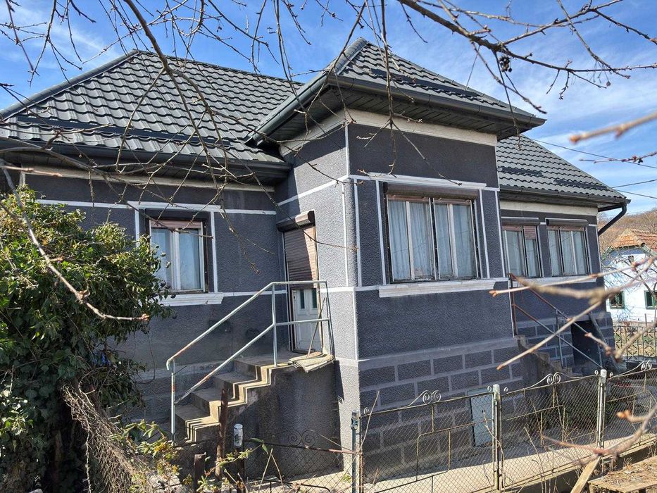 PF vand casa in loc. Moldovenesti, teren 1053mp