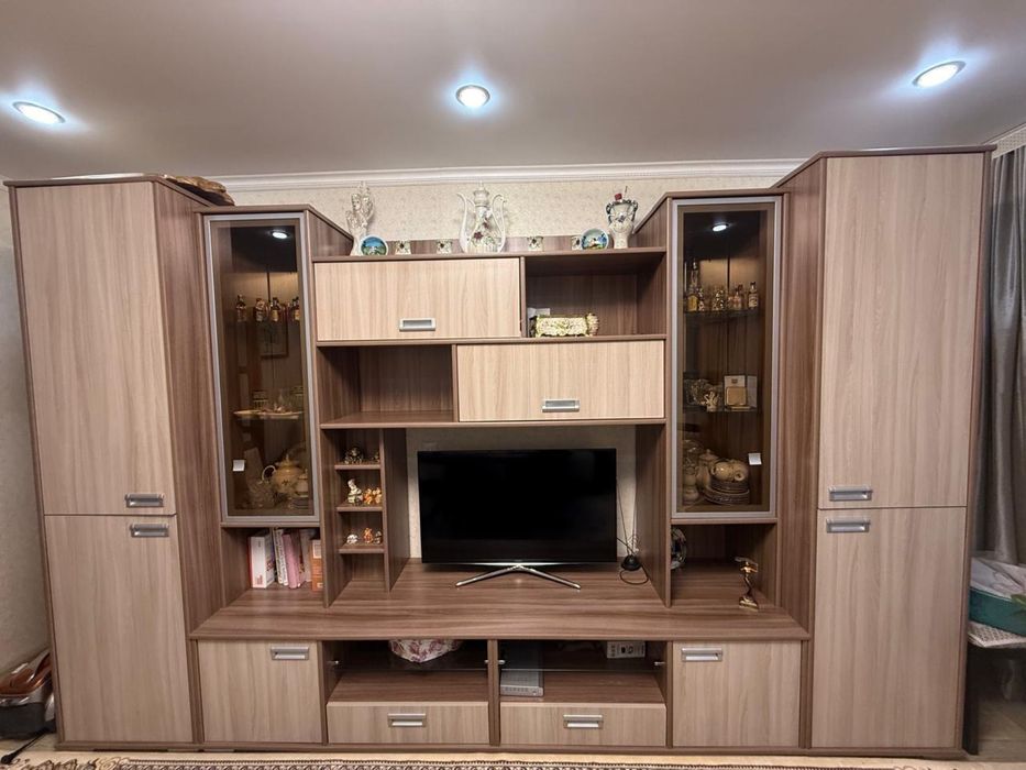 Продам стенку в гостинной. В отличном состонии