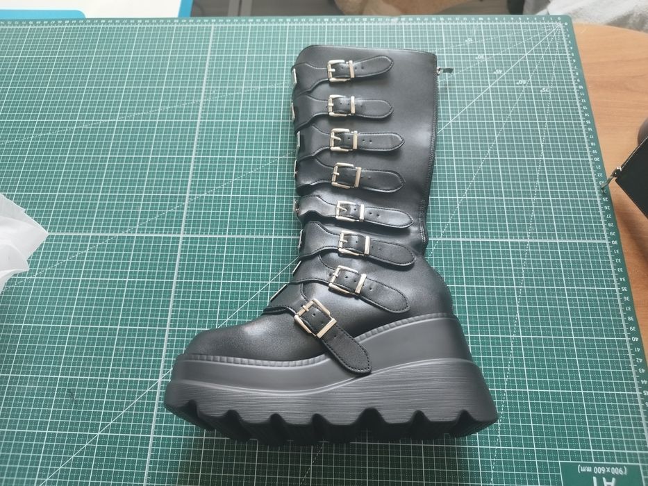 Продам ботинки женские