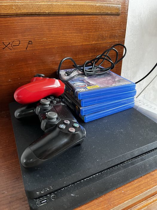 PS 4 с дисками и джойстиками