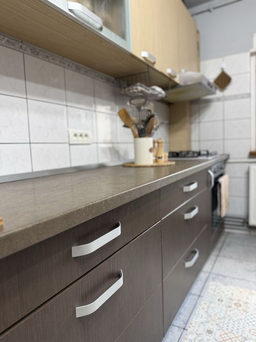 Proprietar, vând apartament, 3 camere,  parter, total decomandat cu centrală proprie pe gaz și aparat de climatizare