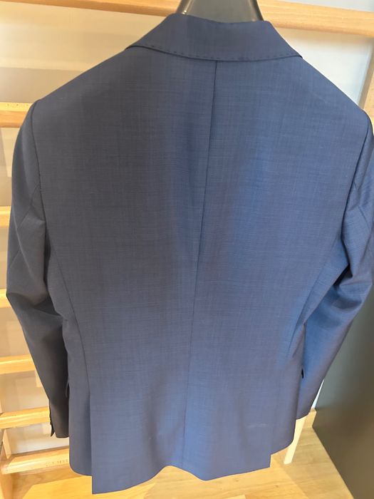 Индигово син класически структурен мъжки костюм от студена вълна