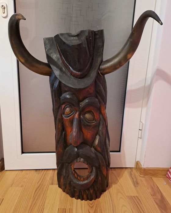 Masca decorativa sculptata din lemn, cu coarne veritabile,foarte veche