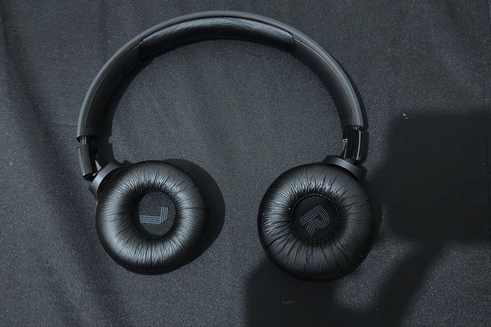 Продам наушники JBL