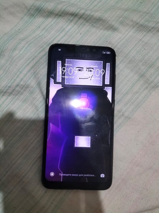 Подаю телефон...