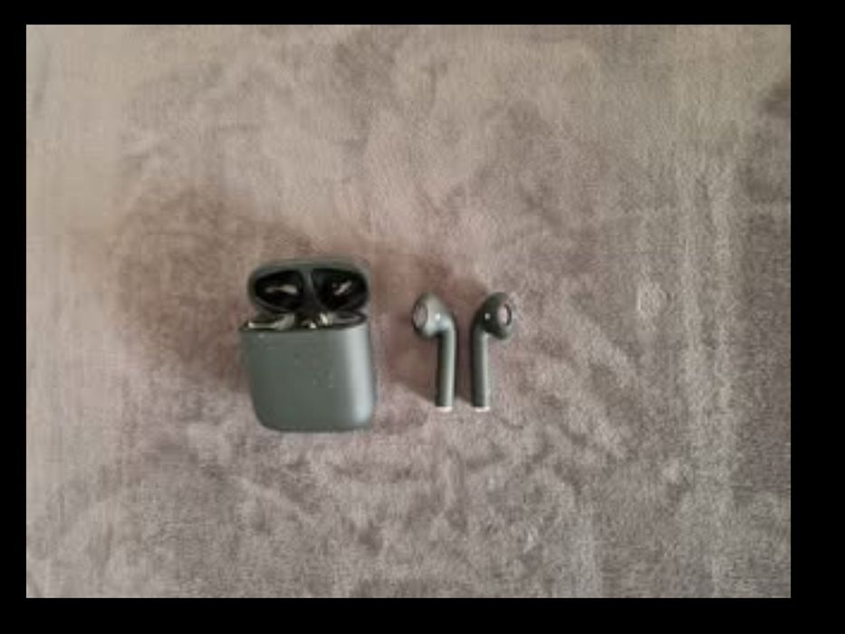 Suport wireless universal și căști wireless universale.