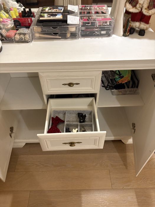 Comoda living VM3, 2 usi, 4 sertare, Alb Antichizat, 128 x 46 x 97 cm