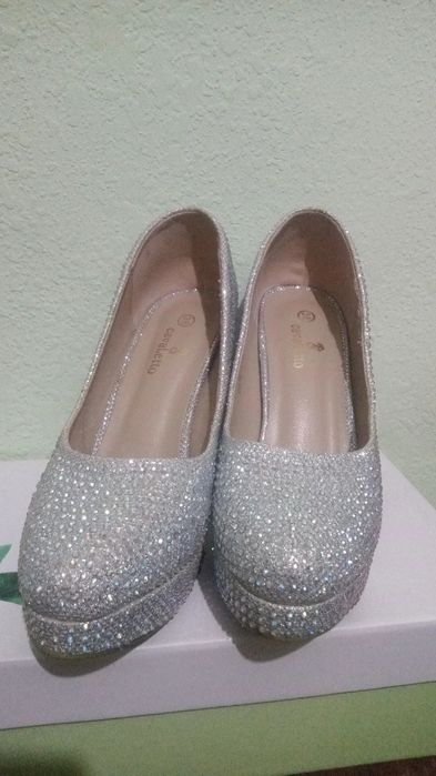 Toʻy uchun toshli tufli