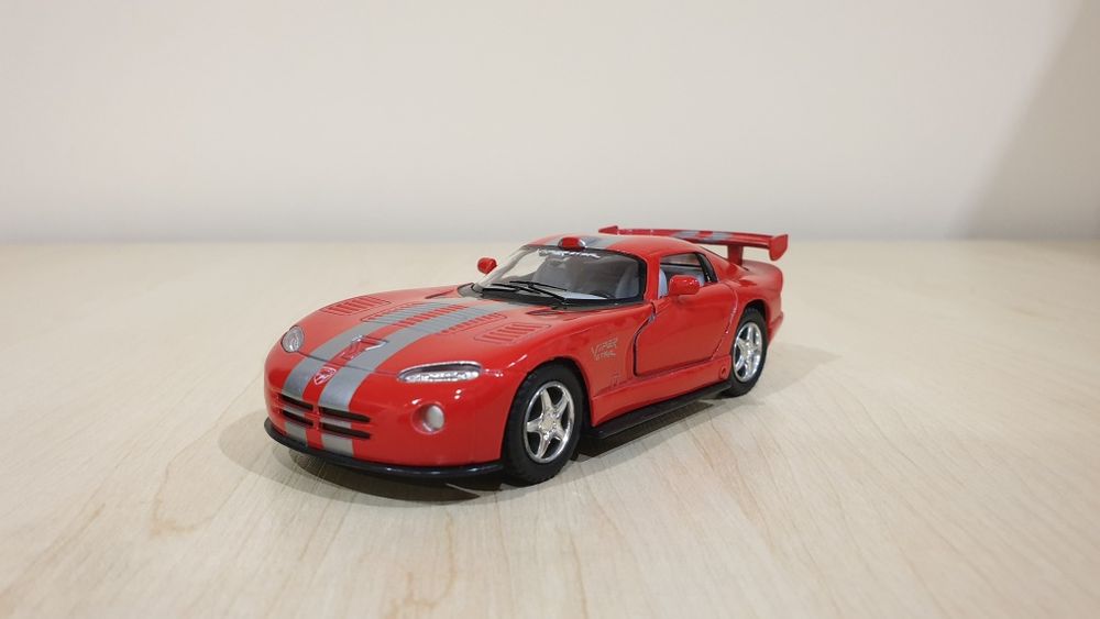 Продам железную машинку Kinsmart