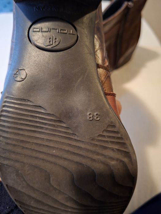 Cizmà scurta de dama din poele de crocodil.