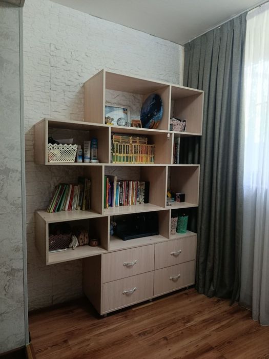 Книжная полка и стол