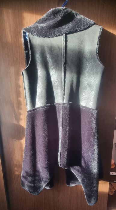 Vând vestă imitație blană și piele