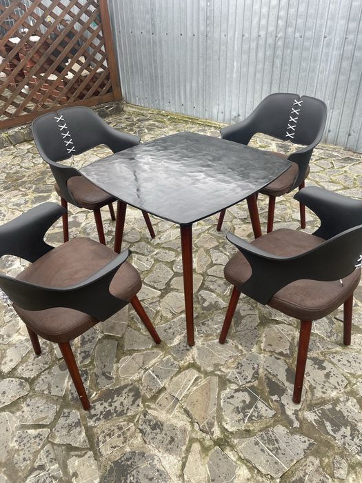 Masa 4 scaune tapitate