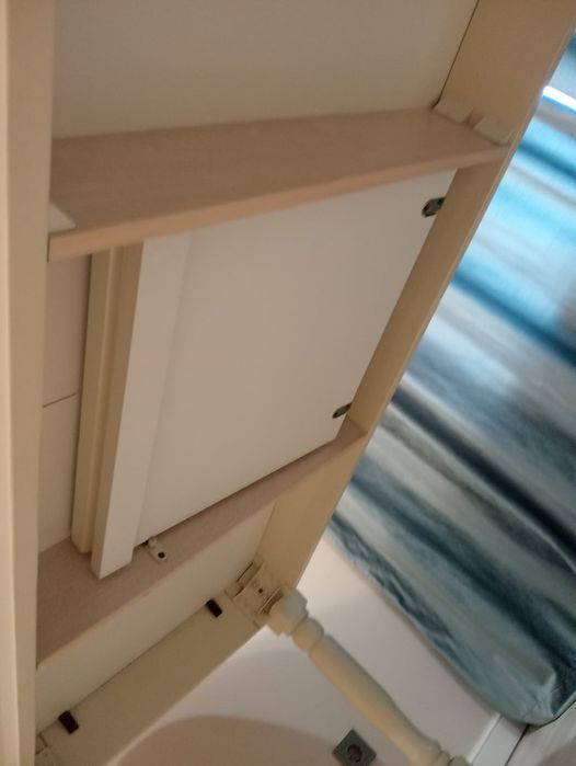 Стол без стульев