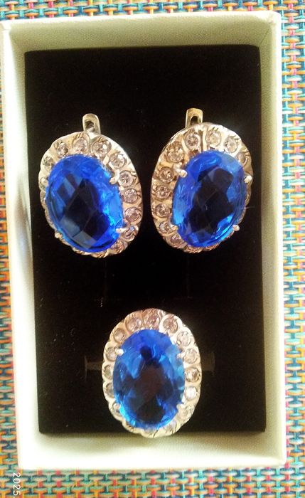 Серебряные комплекты и кольцо с натуральными сапфирами.