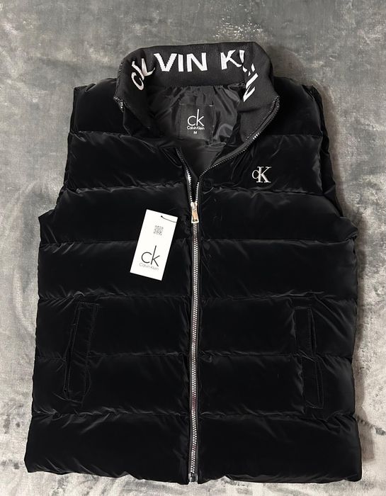 Vând vesta noua de bărbați Calvin Klein