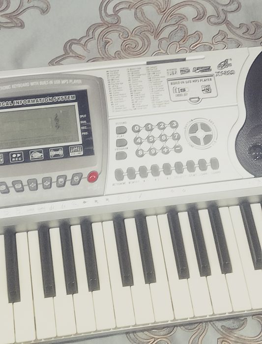 Продам синтезатор