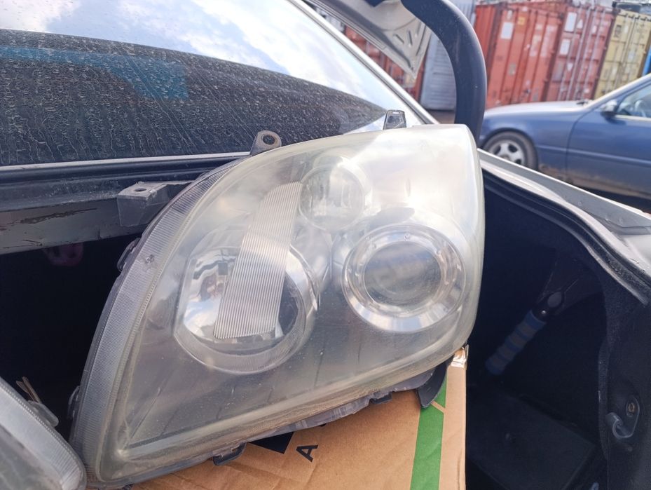 Фары авенсис 1 пара