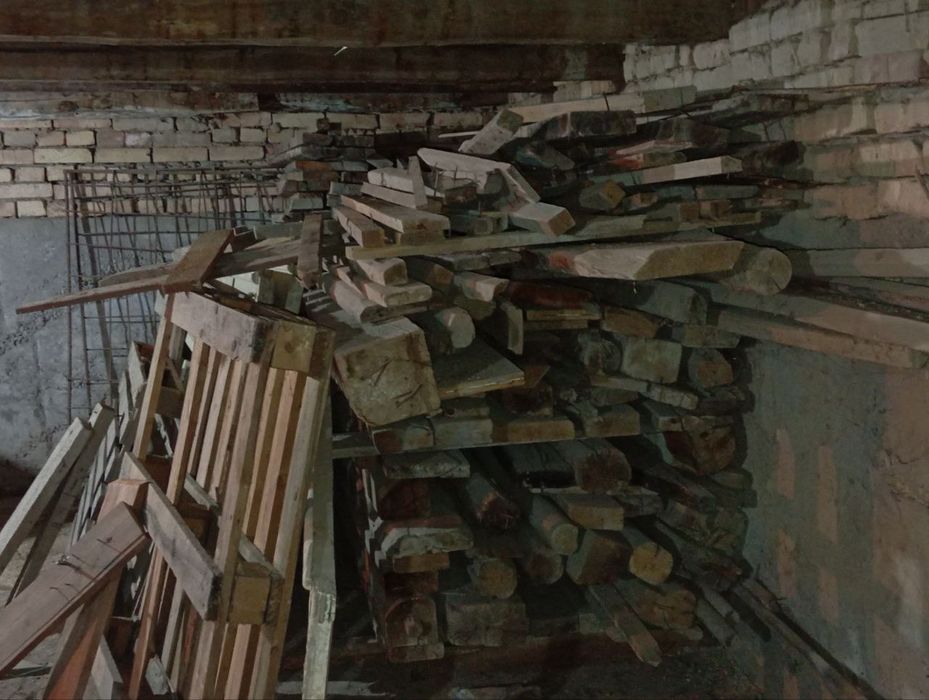 Qurilishdan chiqgan taxtalar