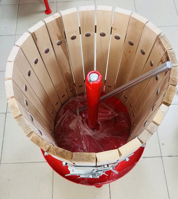 Преса за грозде българско производство/39л/.Размер на коша-35/45 см