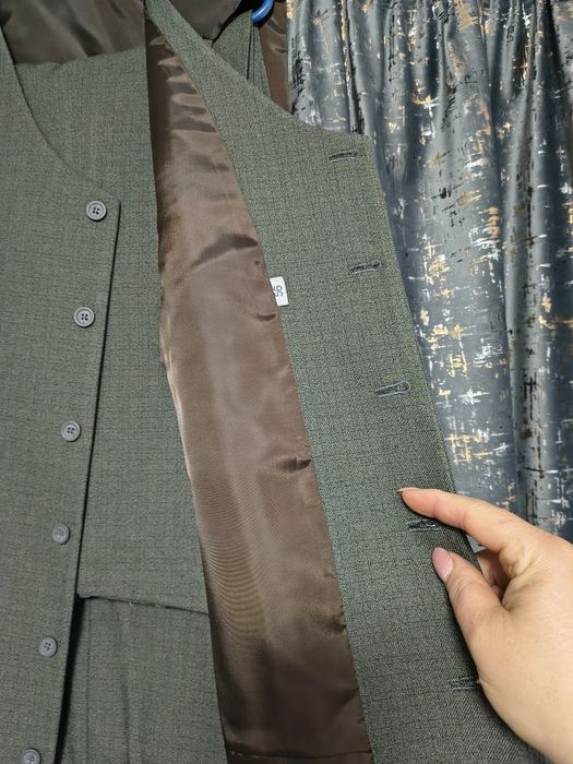 Vând costum bărbat, mărimea 56, în stare foarte bună