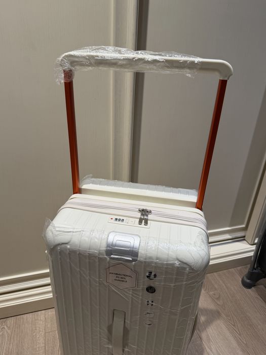 Шикарный новый чемодан