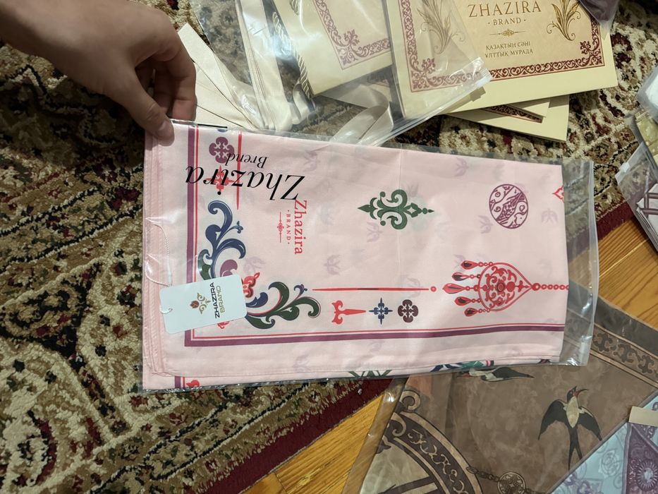 Подарочные платки продам за 5.000 торг есть