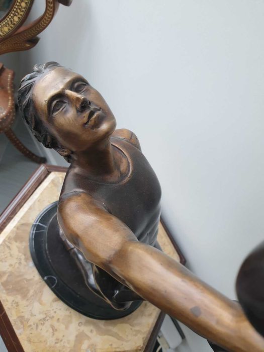 Голяма бронзова скулптура/фигура/статуетка върху мрамор