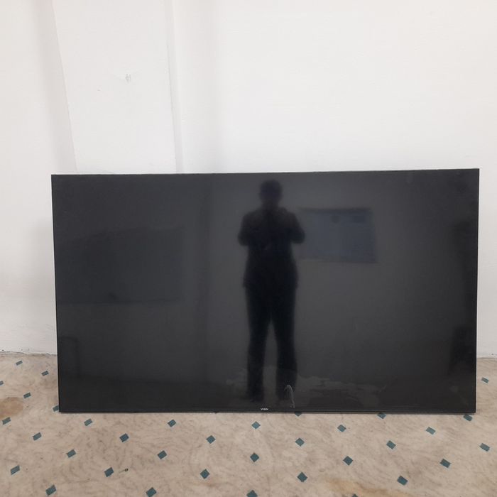 Телевизор Yasin с сломанным экраном