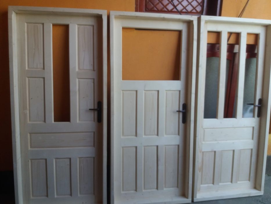 Producător de uși și ferestre din lemn masiv,brad.
