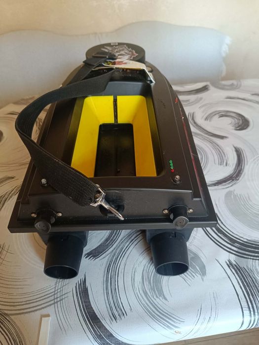 Продавам използвана лодка за захранка Flytec V030 – на 1 сезон (с GPS, автопилот и 2 калъфа)