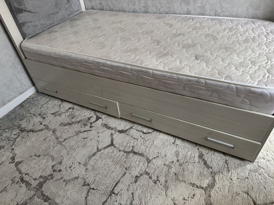 Кровать с матрасом