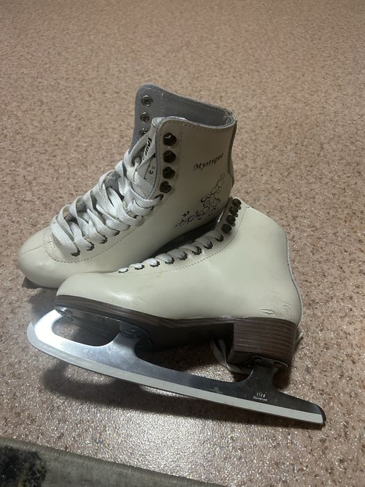 Продам коньки белые