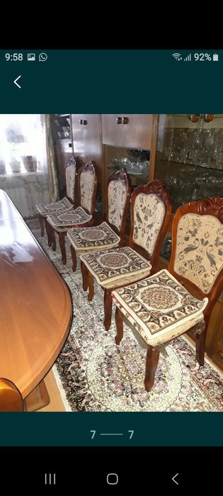 Стол с стульями и шкафами для посуды