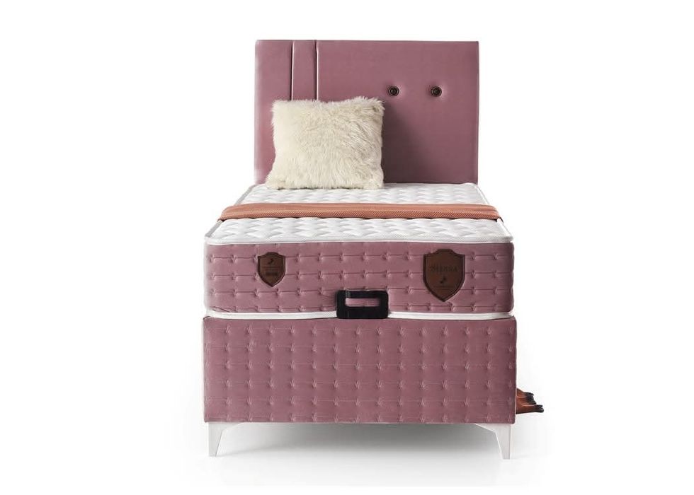 Спалня чисто нова